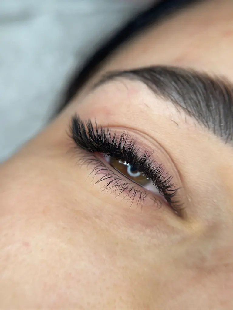Efekt przedłużania rzęs metodą classic wet